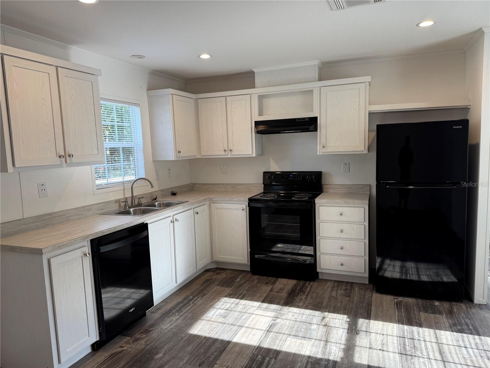 Listing photo id 8 for 39141 Bay Avenue
