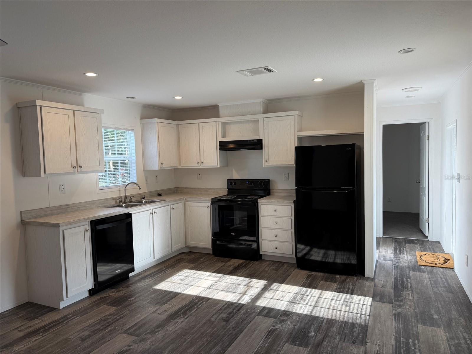 Listing photo id 9 for 39141 Bay Avenue
