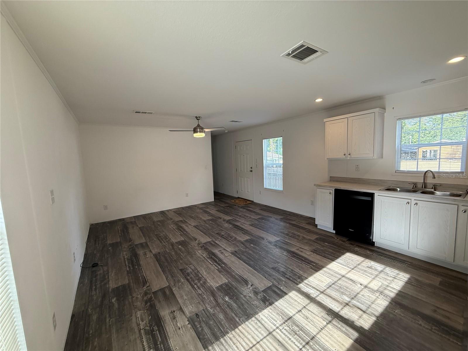 Listing photo id 11 for 39141 Bay Avenue