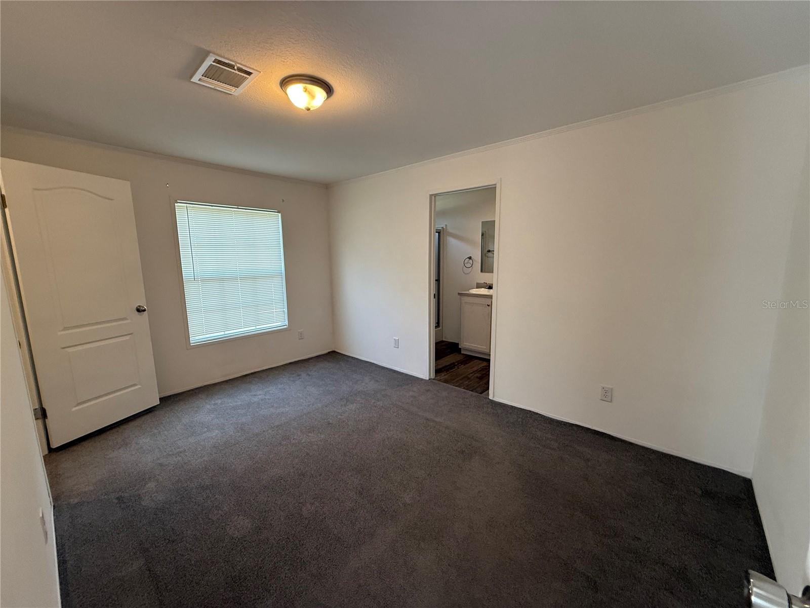 Listing photo id 17 for 39141 Bay Avenue
