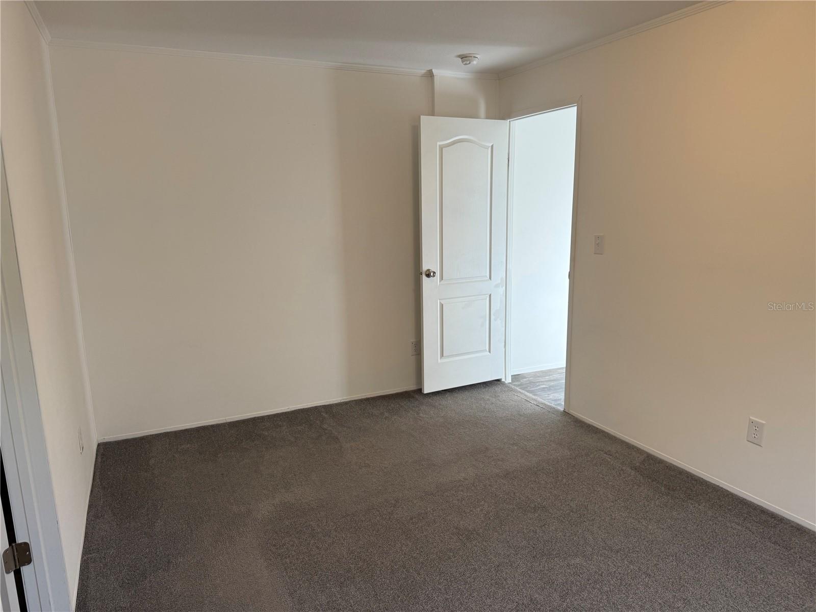 Listing photo id 19 for 39141 Bay Avenue