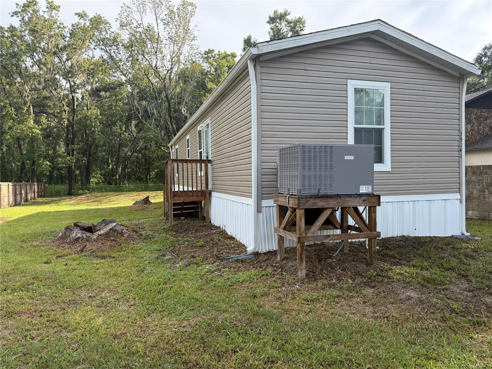 Listing photo id 2 for 39141 Bay Avenue