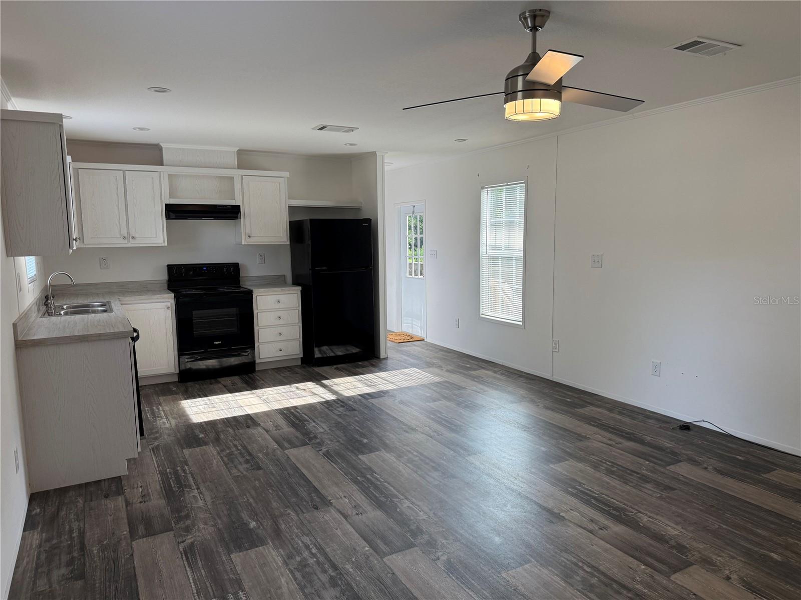 Listing photo id 3 for 39141 Bay Avenue