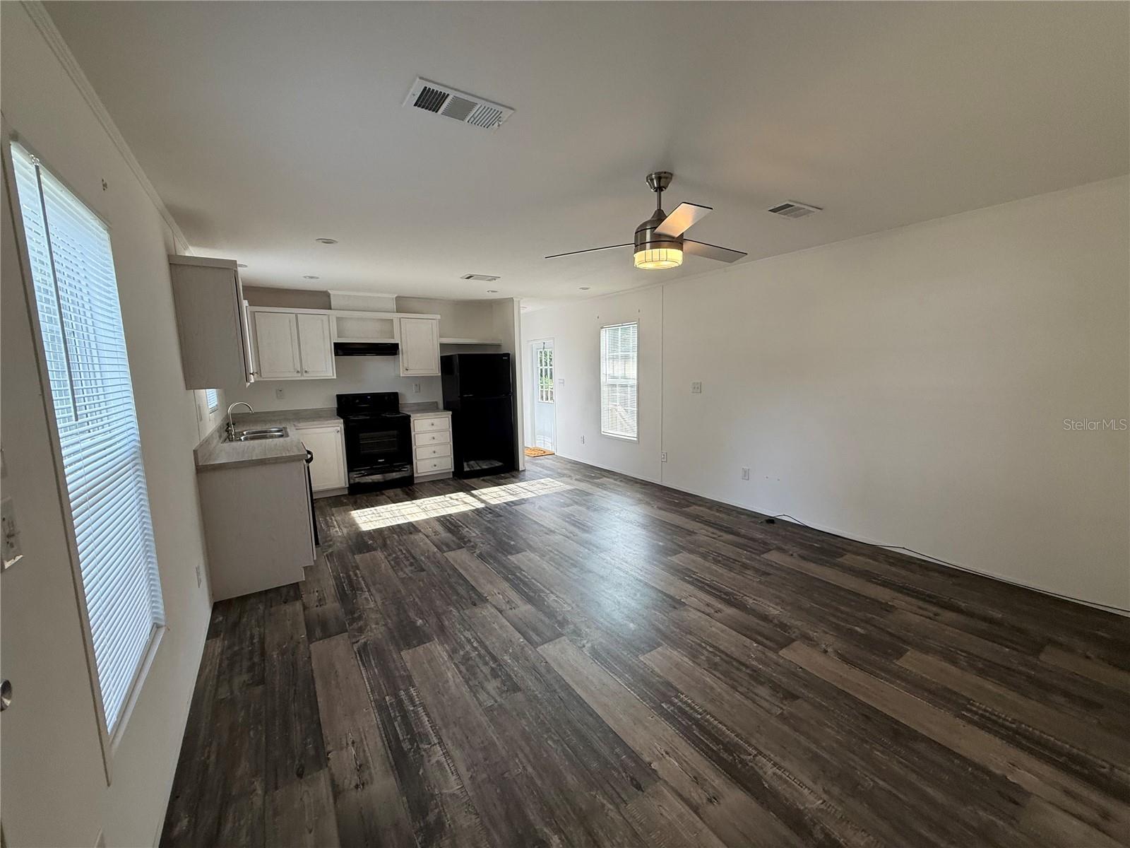 Listing photo id 4 for 39141 Bay Avenue