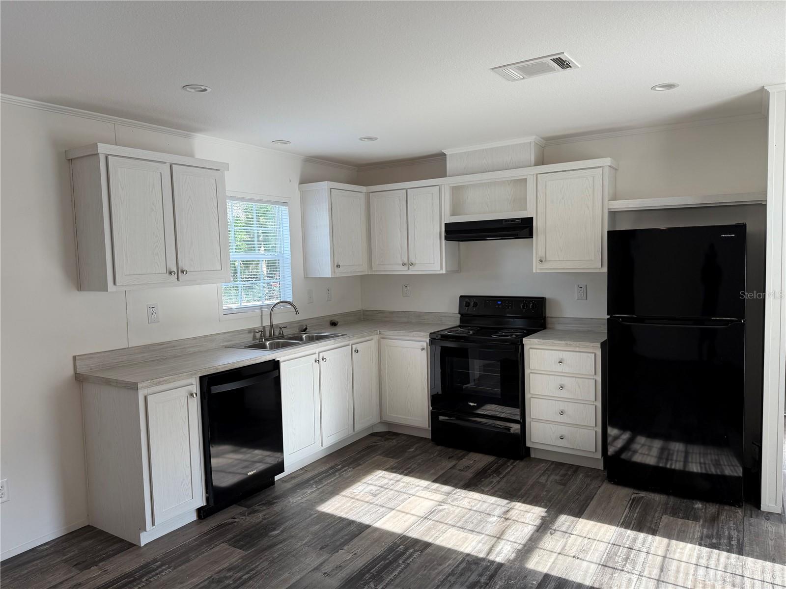 Listing photo id 5 for 39141 Bay Avenue
