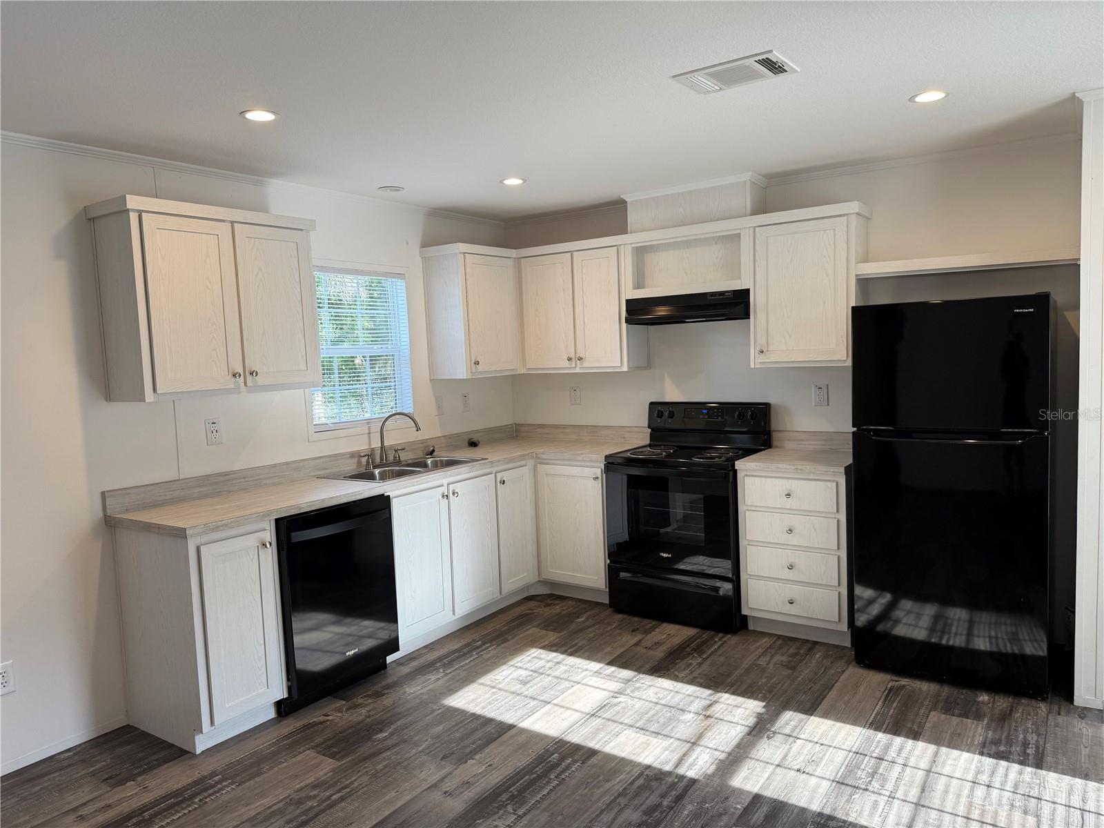 Listing photo id 6 for 39141 Bay Avenue