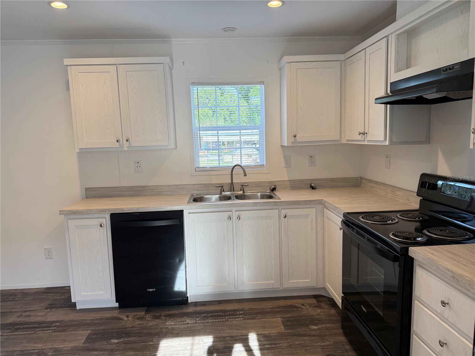 Listing photo id 7 for 39141 Bay Avenue