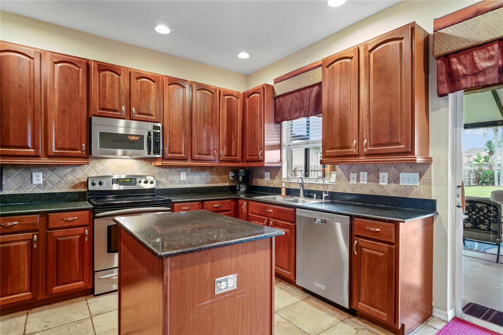 Listing photo id 10 for 3540 Brickell Court
