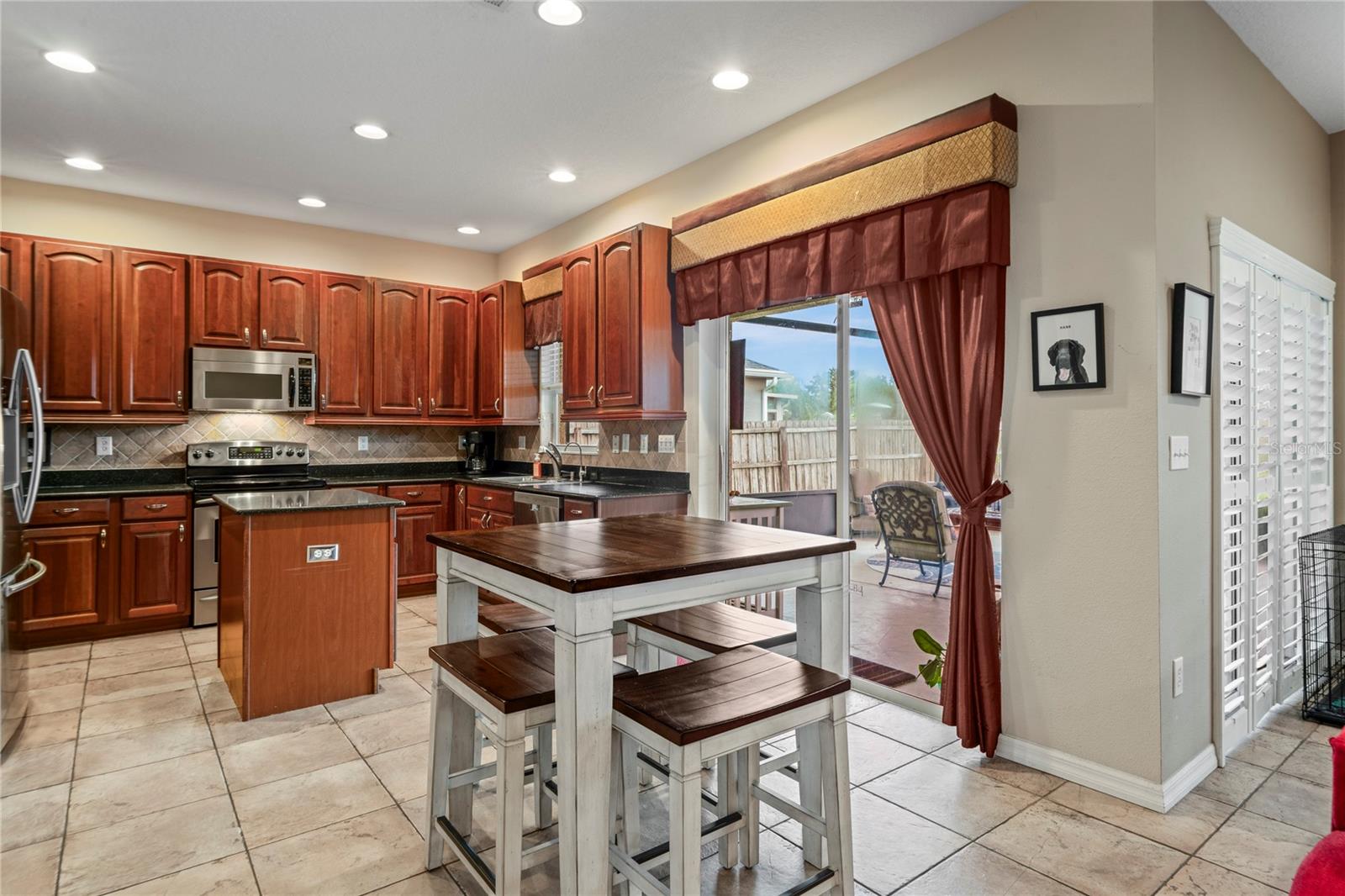 Listing photo id 15 for 3540 Brickell Court