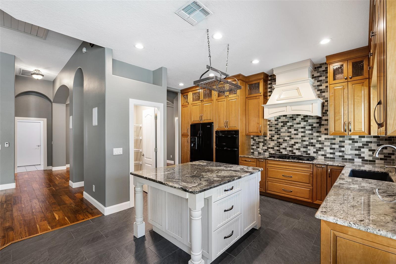 Listing photo id 13 for 13710 Mill Place