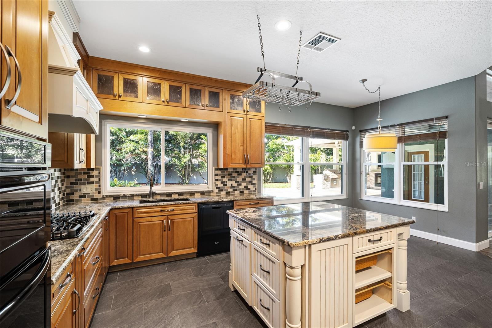 Listing photo id 15 for 13710 Mill Place