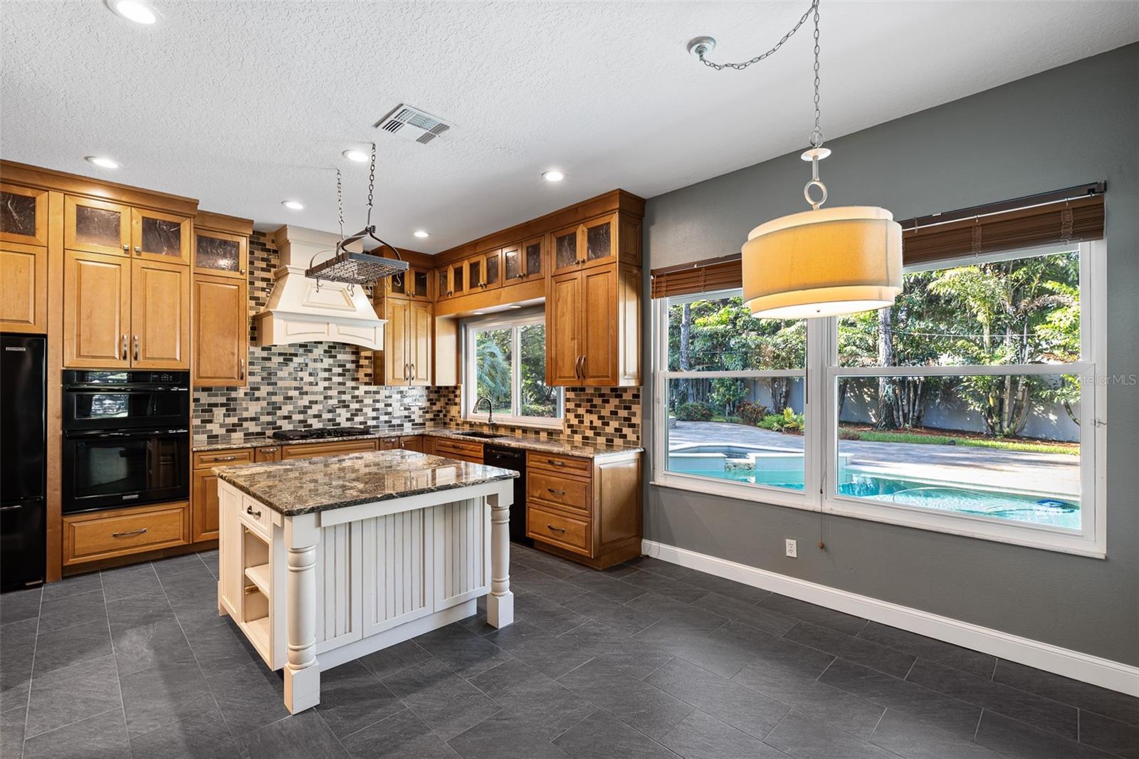 Listing photo id 16 for 13710 Mill Place