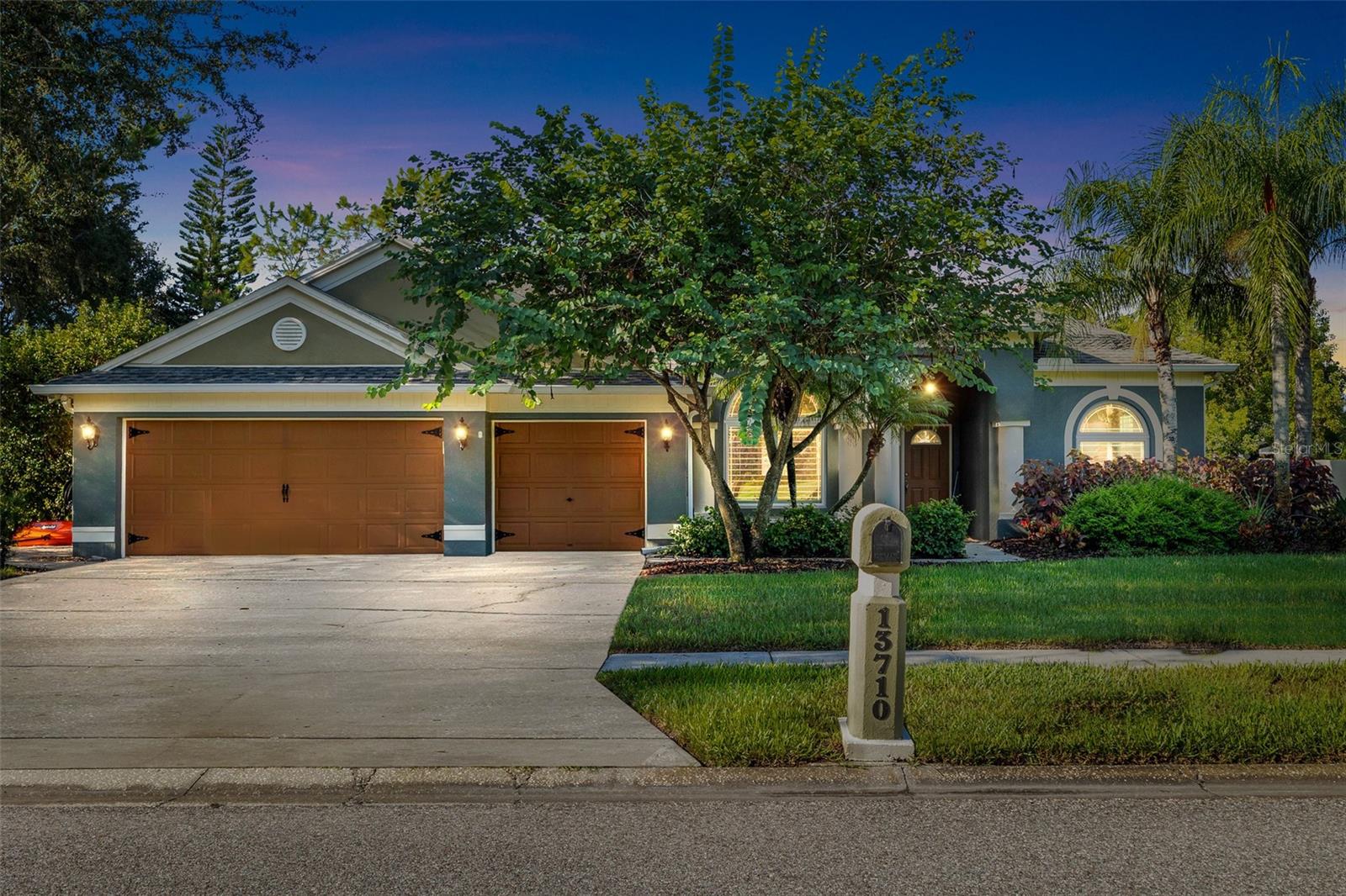 Listing photo id 1 for 13710 Mill Place