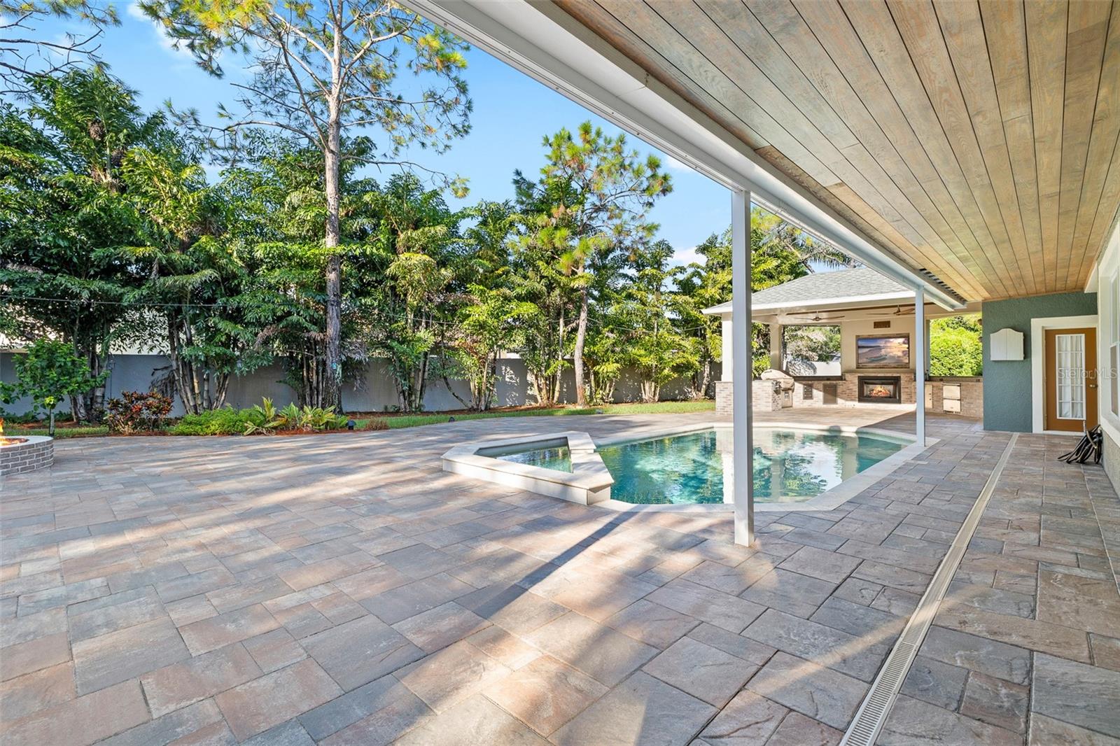 Listing photo id 41 for 13710 Mill Place