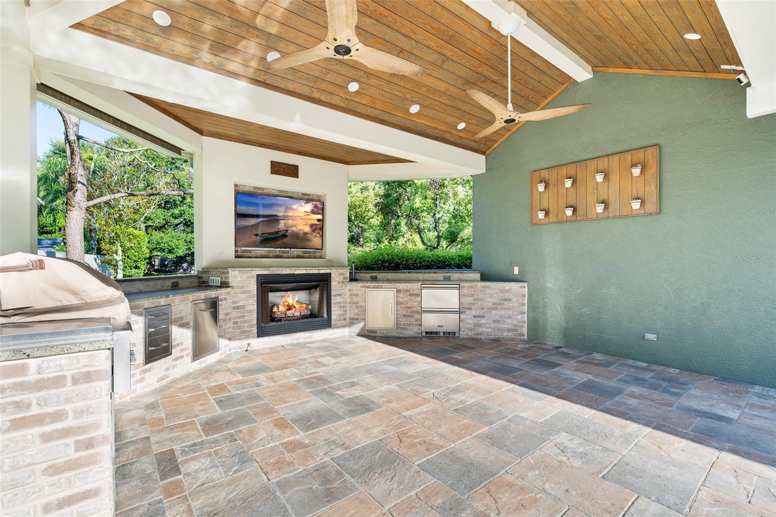 Listing photo id 47 for 13710 Mill Place