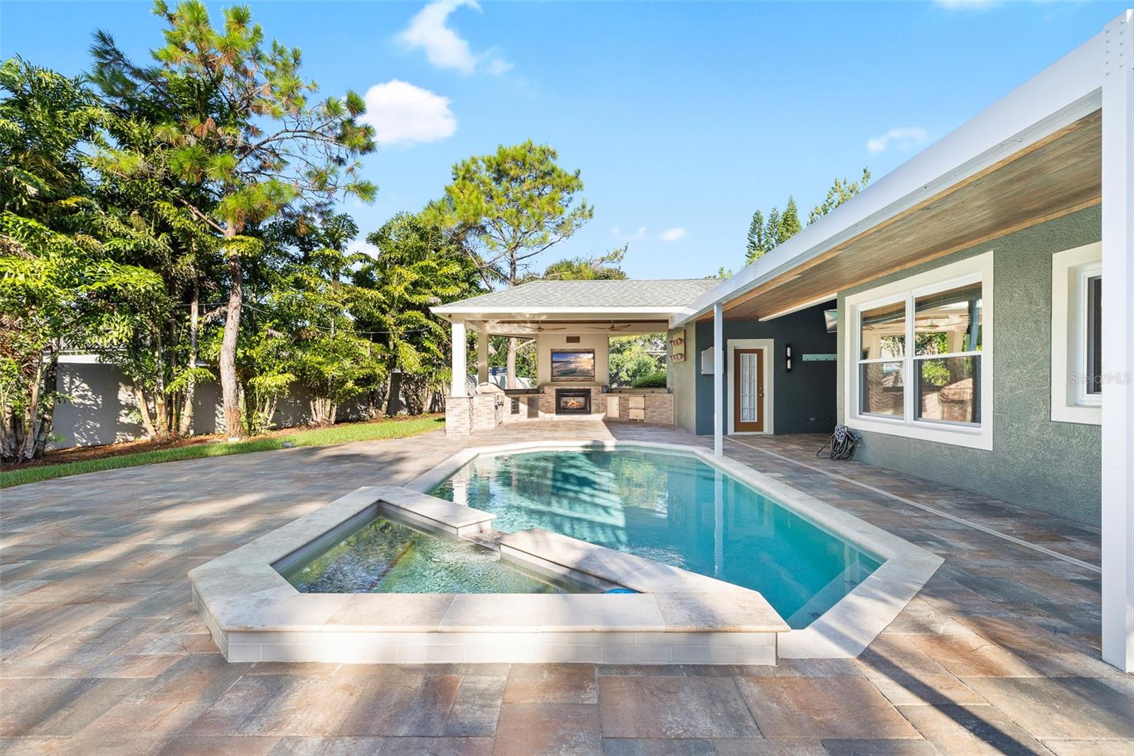 Listing photo id 48 for 13710 Mill Place