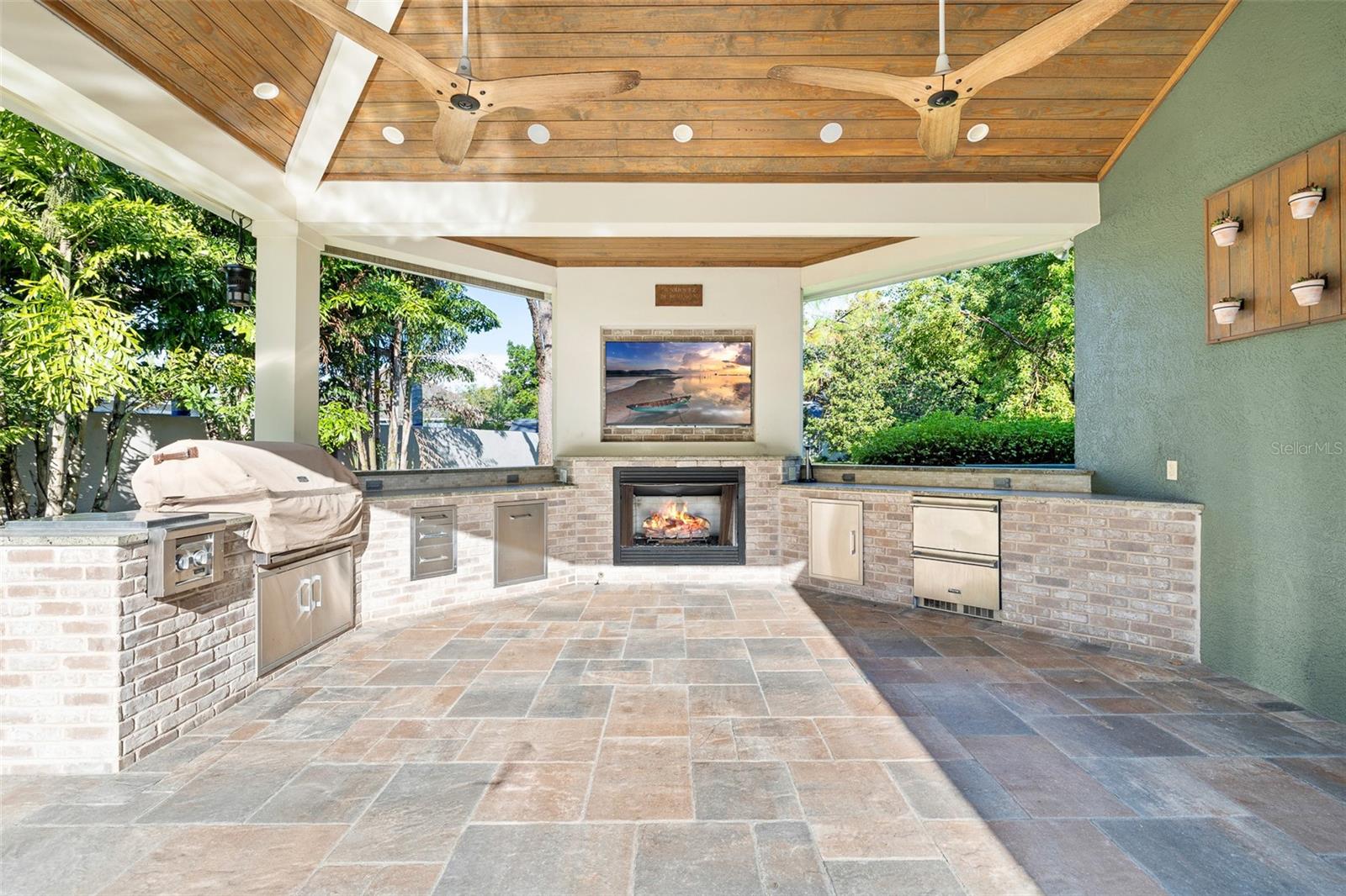 Listing photo id 5 for 13710 Mill Place