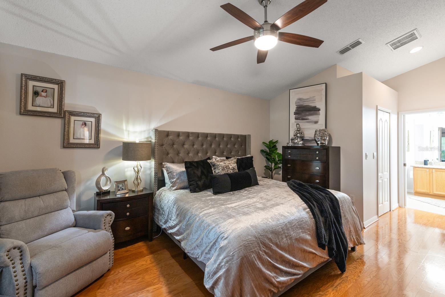 Listing photo id 8 for 367 Quane Avenue
