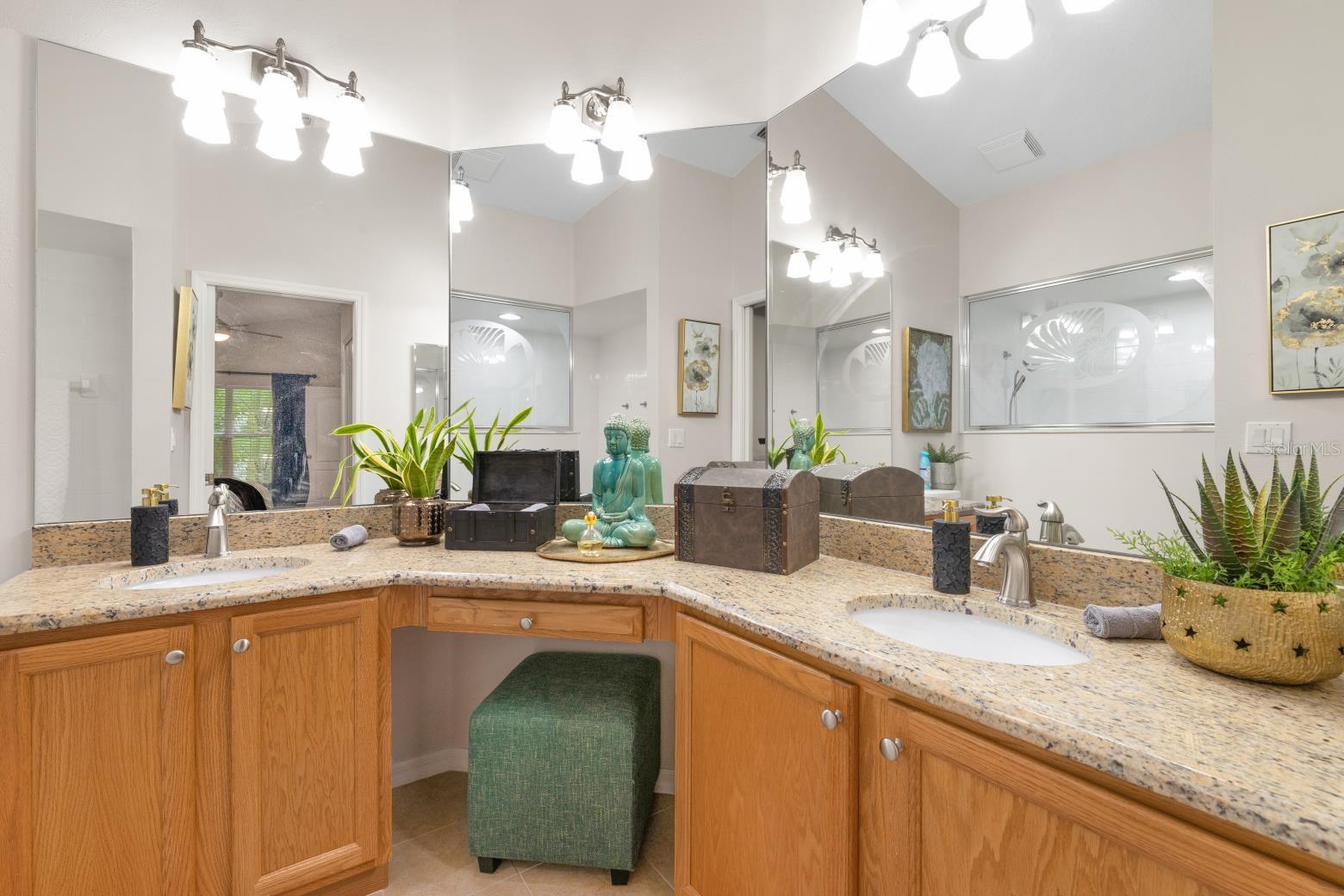 Listing photo id 10 for 367 Quane Avenue