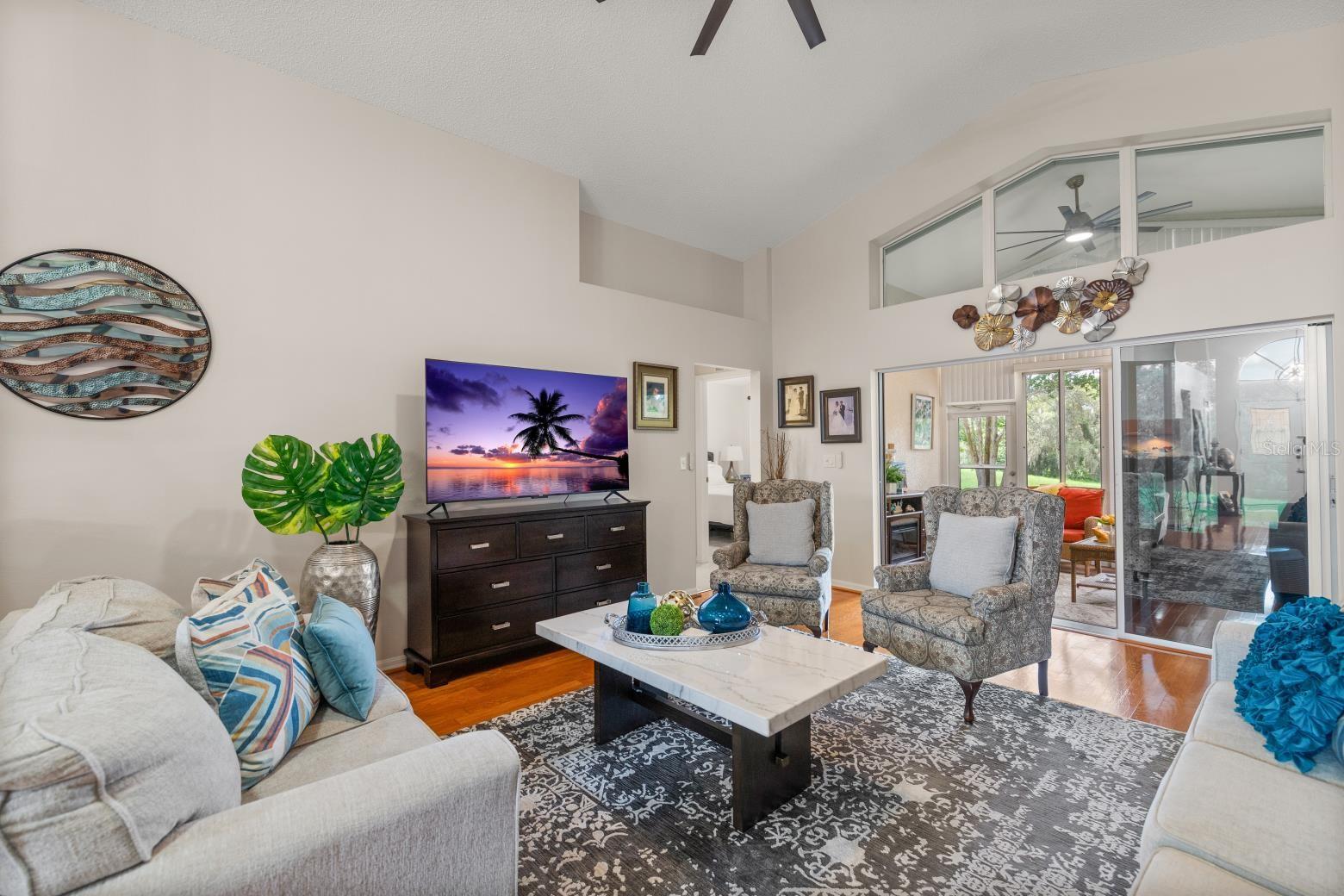 Listing photo id 2 for 367 Quane Avenue