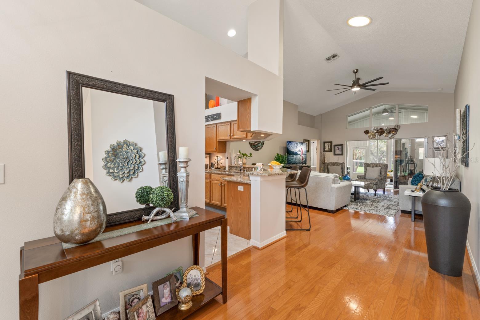 Listing photo id 3 for 367 Quane Avenue