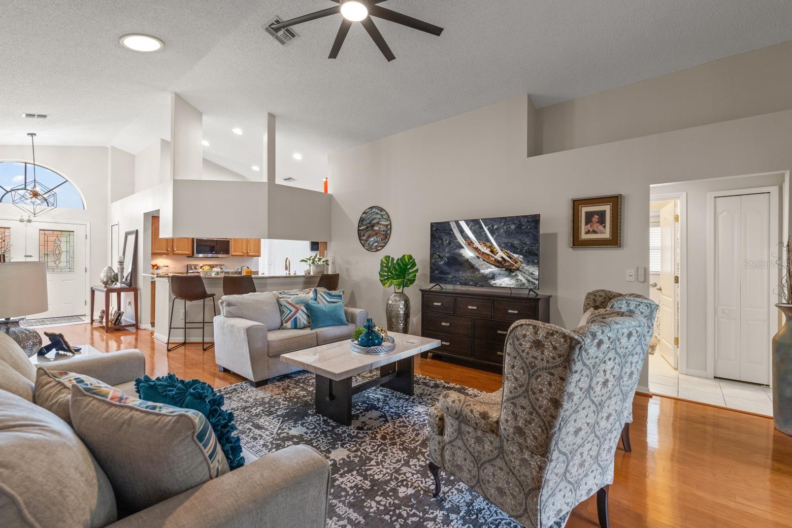 Listing photo id 4 for 367 Quane Avenue