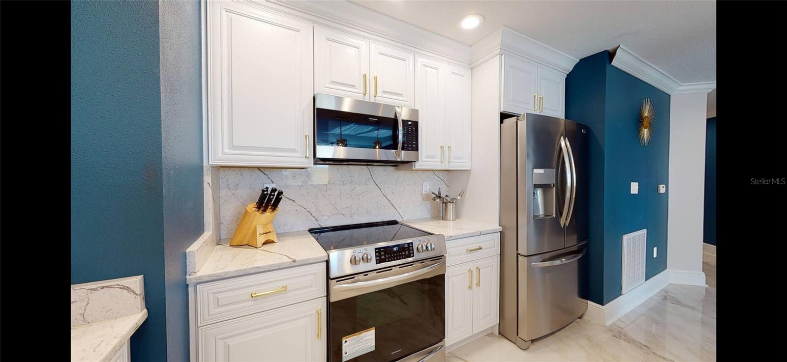 Image 16 of 41 For 628 Cleveland Street 602