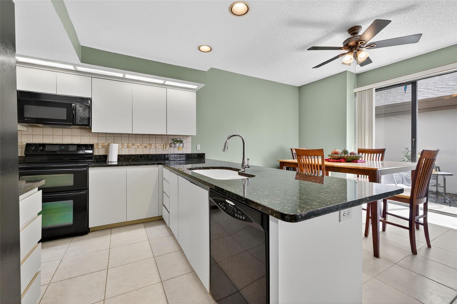 Image 13 of 31 For 3001 Landmark Boulevard 102