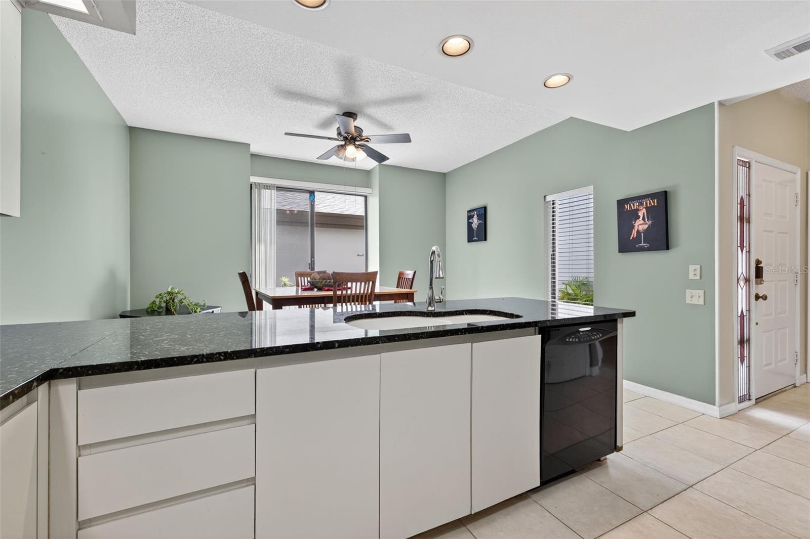 Image 15 of 31 For 3001 Landmark Boulevard 102