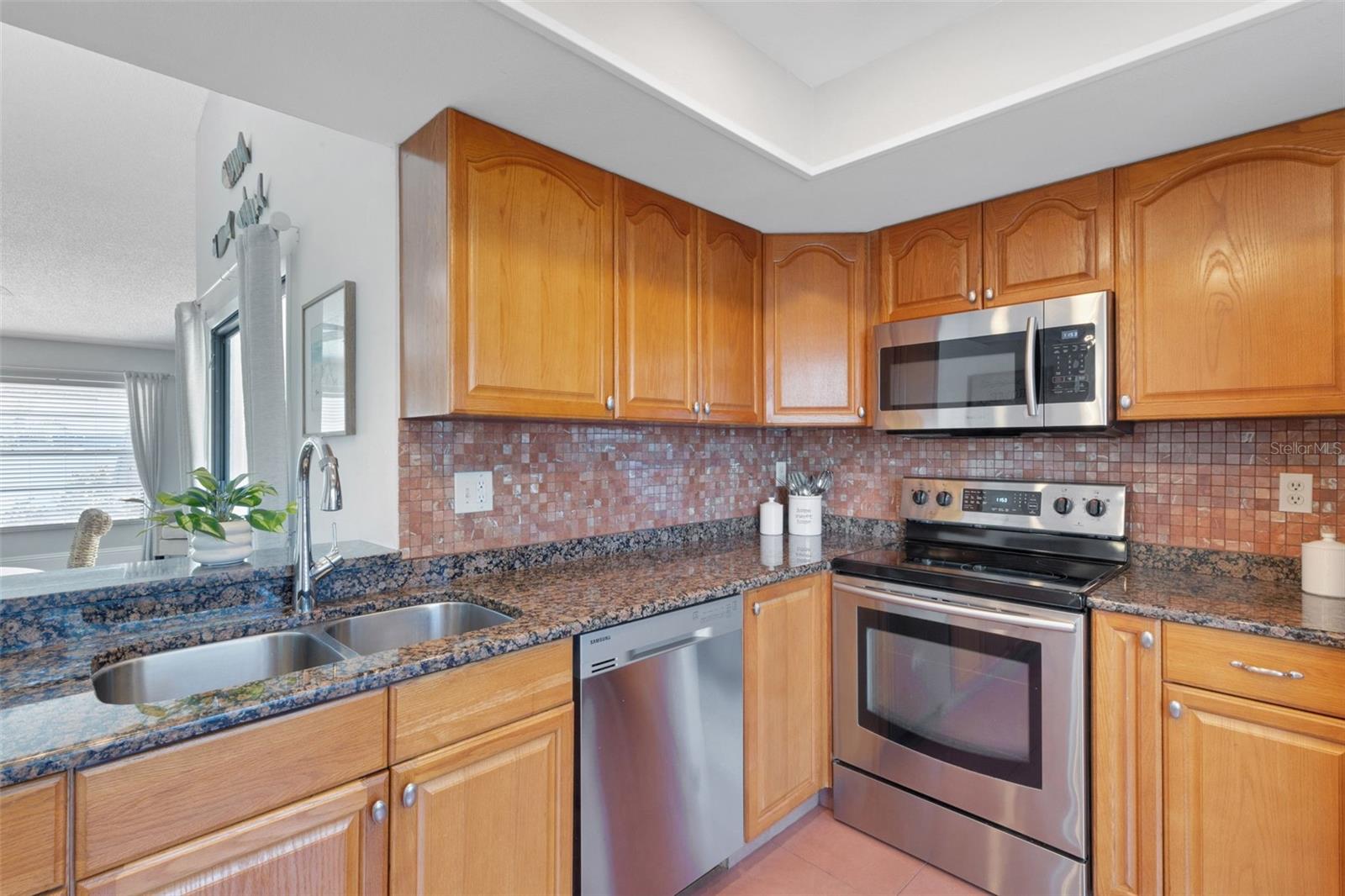 Listing photo id 12 for 2000 Sheffield Court