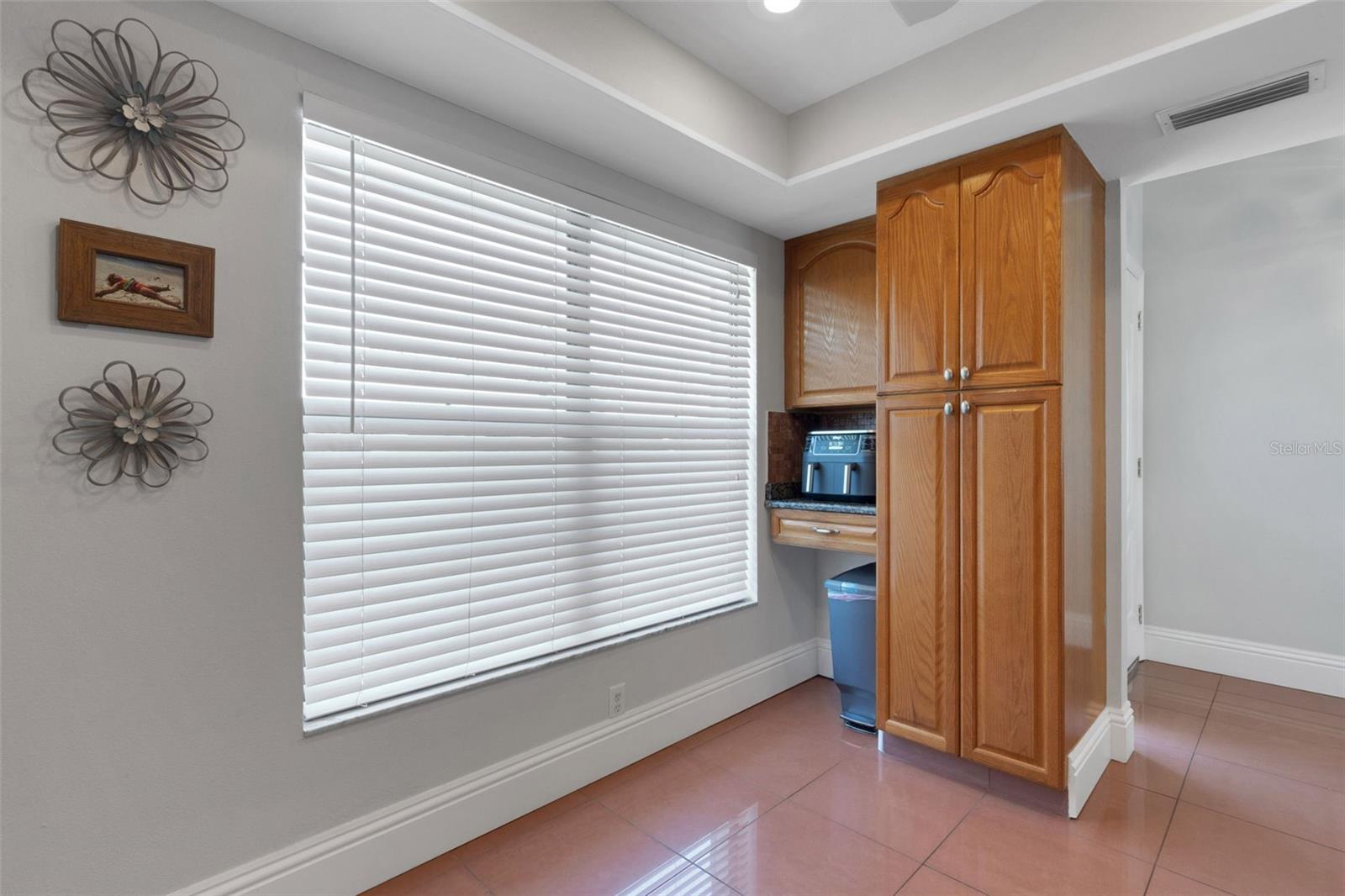 Listing photo id 14 for 2000 Sheffield Court