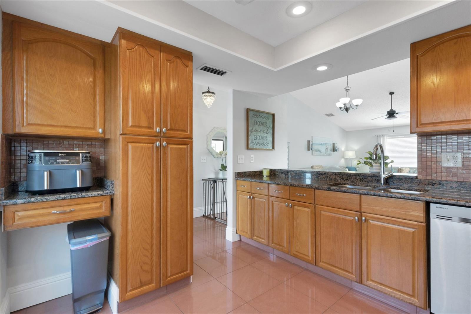 Listing photo id 15 for 2000 Sheffield Court