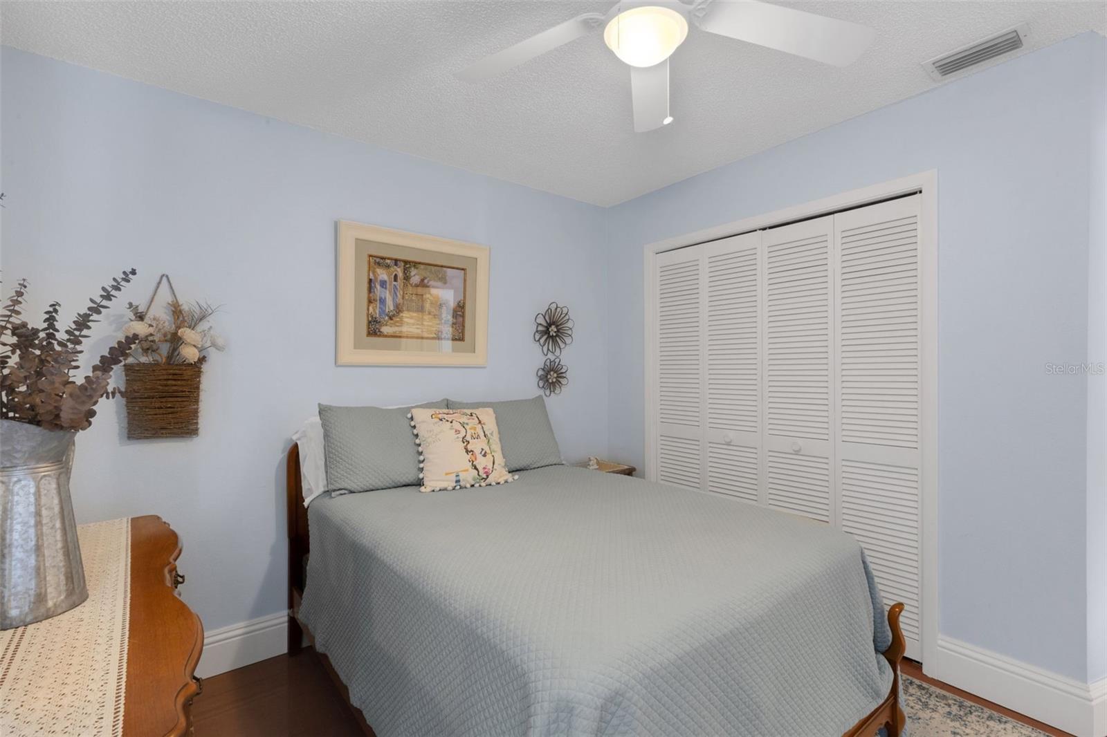 Listing photo id 30 for 2000 Sheffield Court