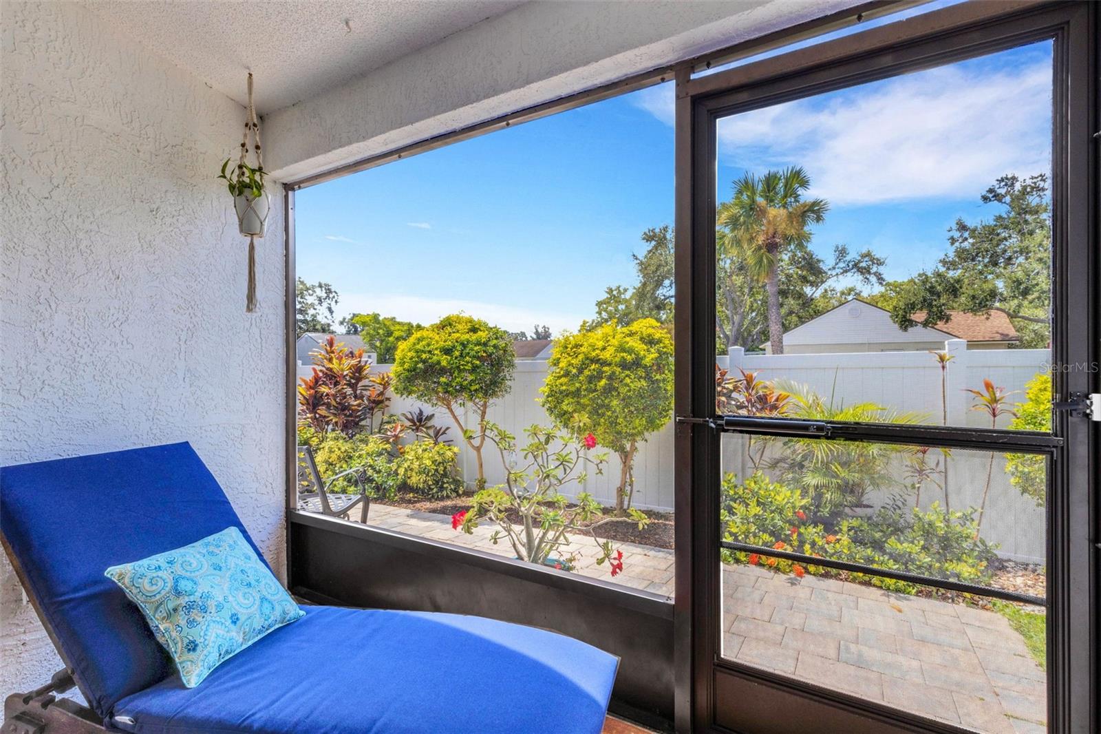 Listing photo id 33 for 2000 Sheffield Court