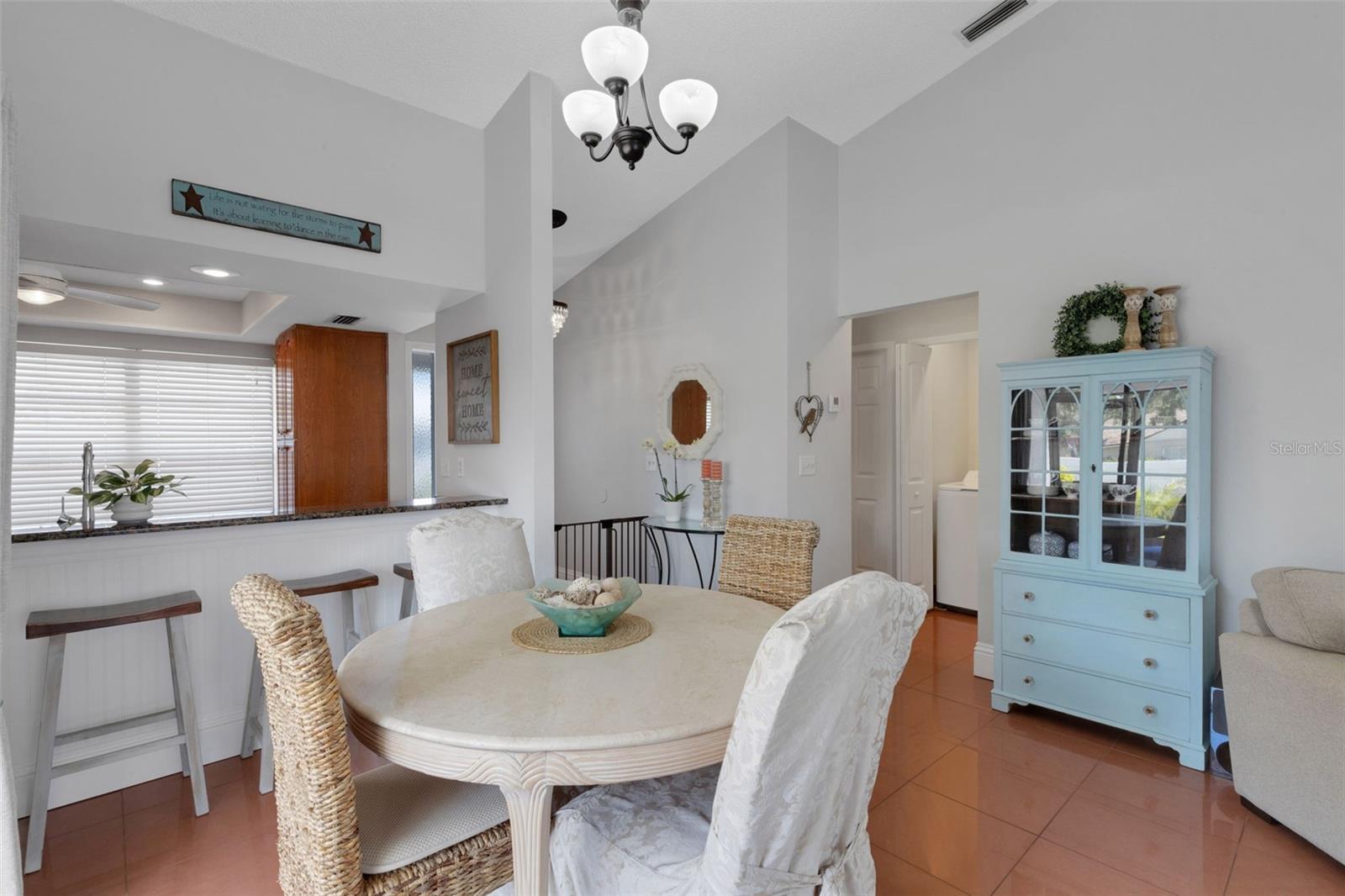 Listing photo id 3 for 2000 Sheffield Court