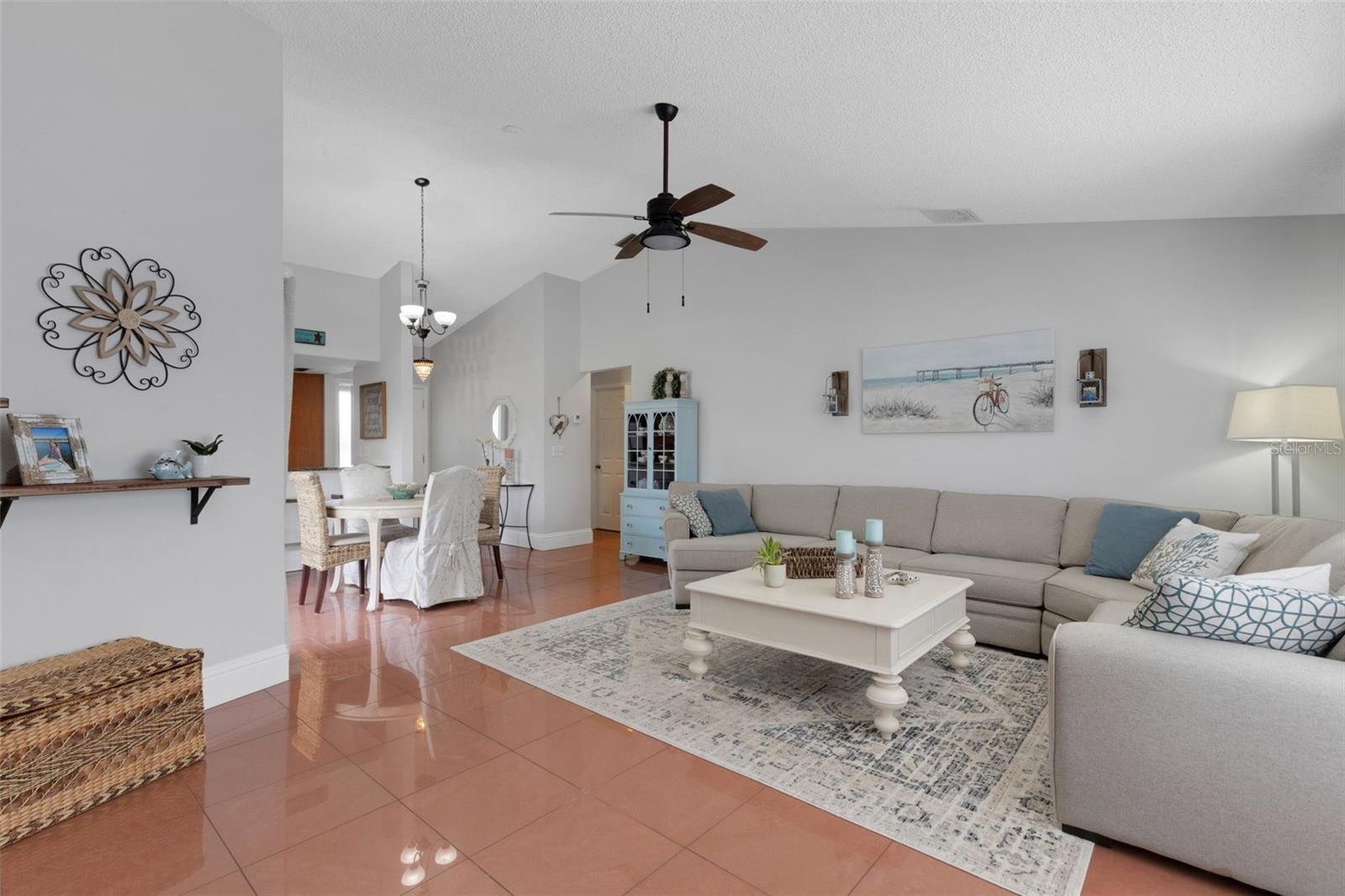 Listing photo id 6 for 2000 Sheffield Court
