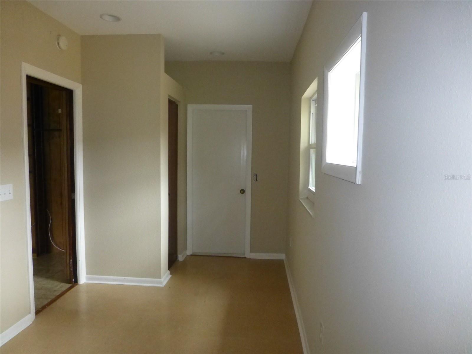 Image 11 of 21 For 513 Carolyne Street