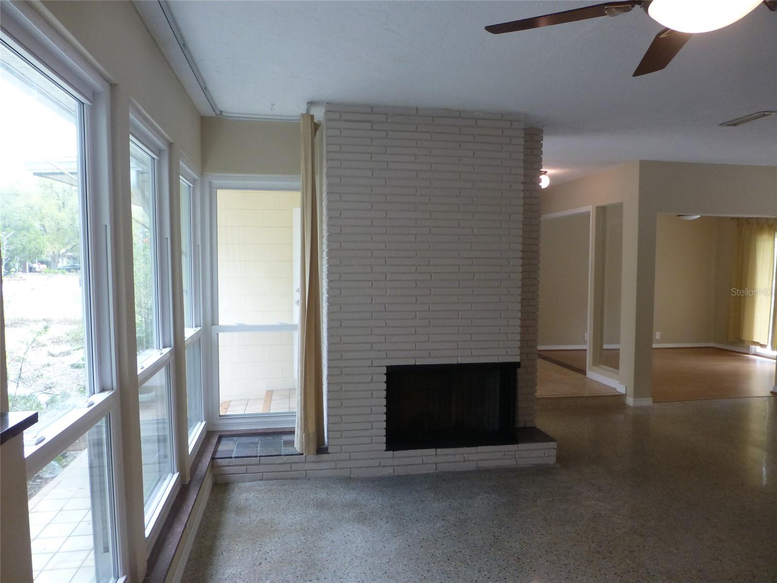 Image 18 of 21 For 513 Carolyne Street