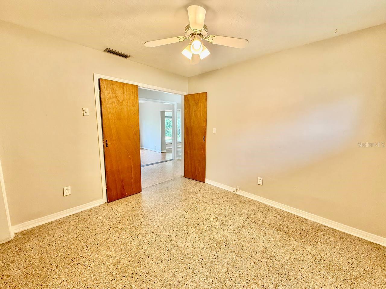 Image 22 of 30 For 513 Carolyne Street