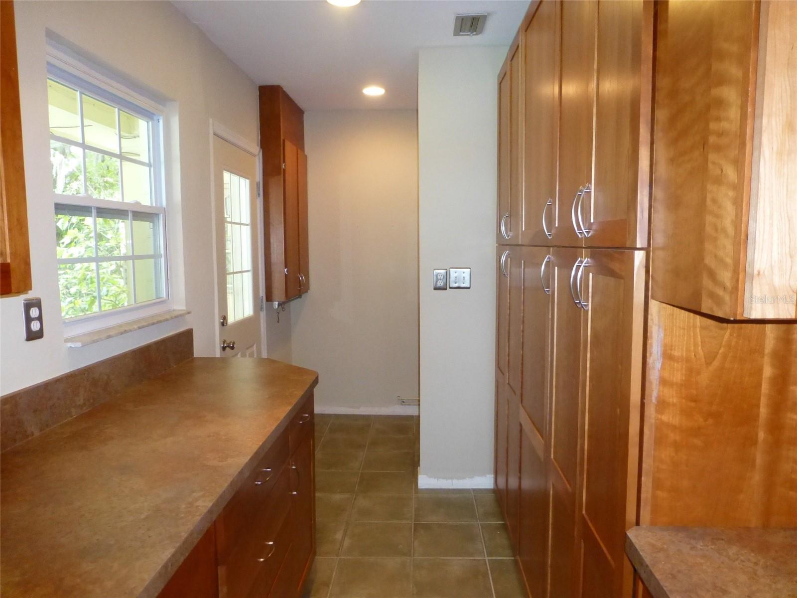 Image 8 of 21 For 513 Carolyne Street