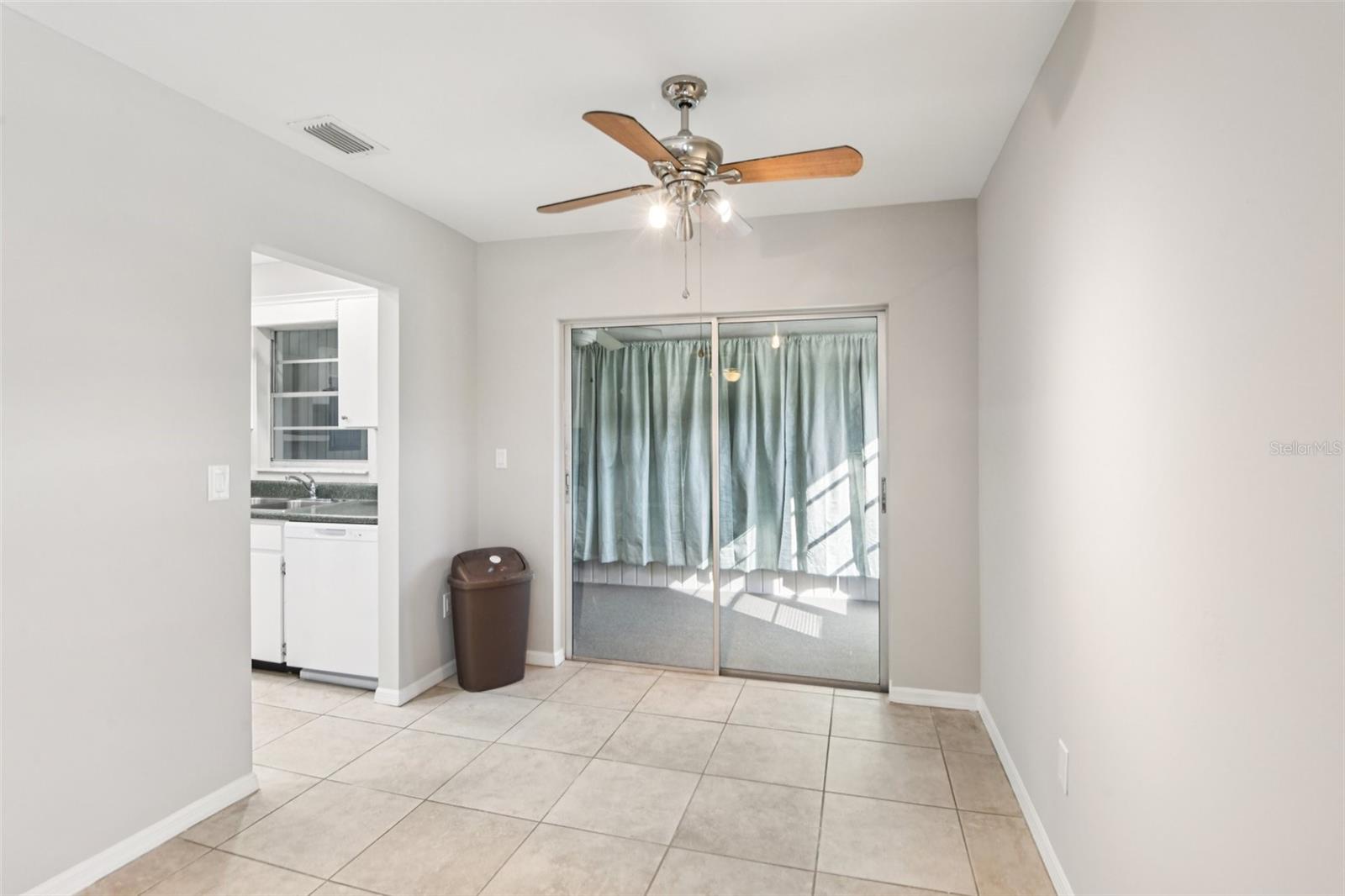 Image 11 of 63 For 2304 Glenmore Circle 327