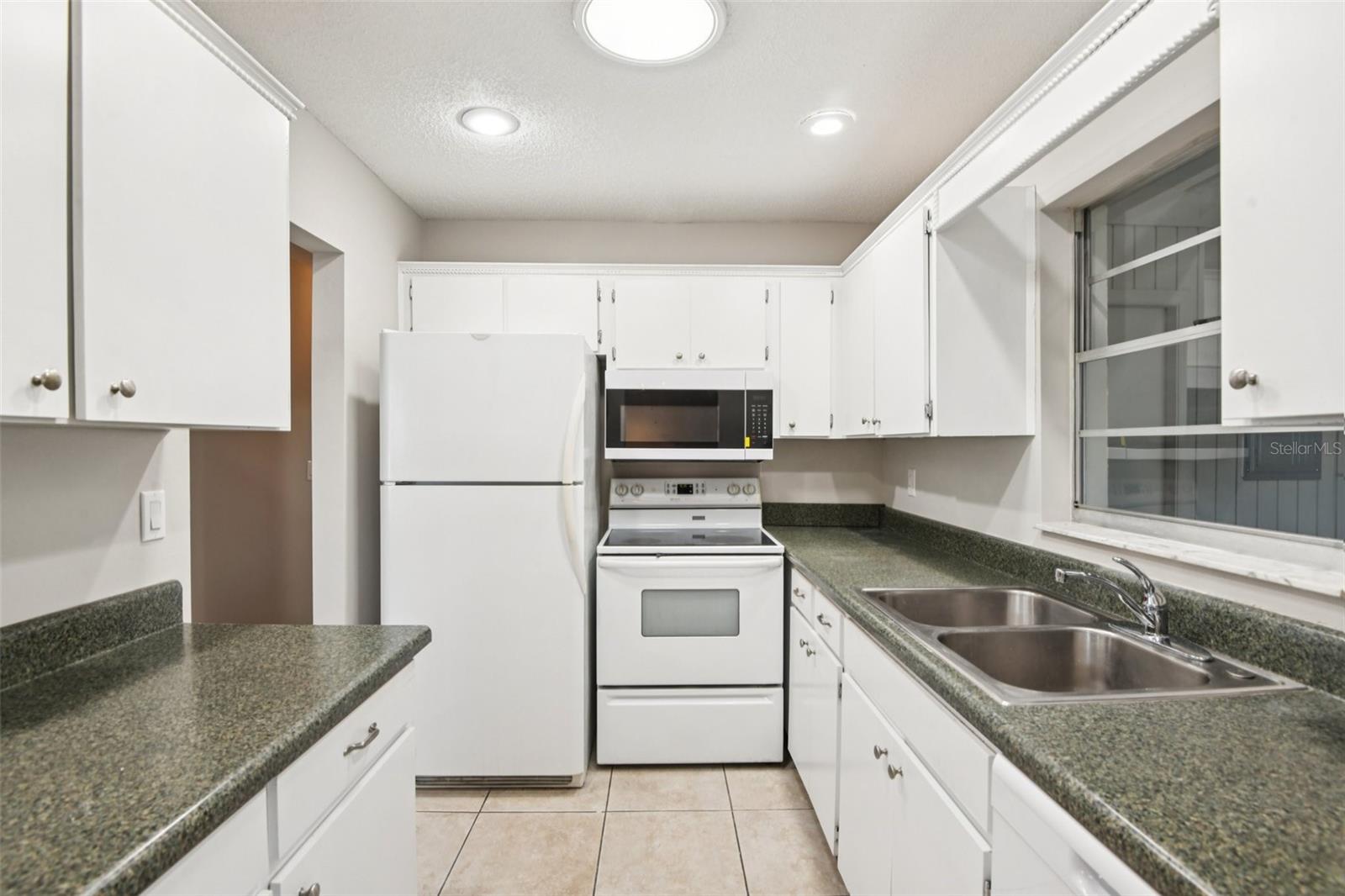 Image 13 of 63 For 2304 Glenmore Circle 327