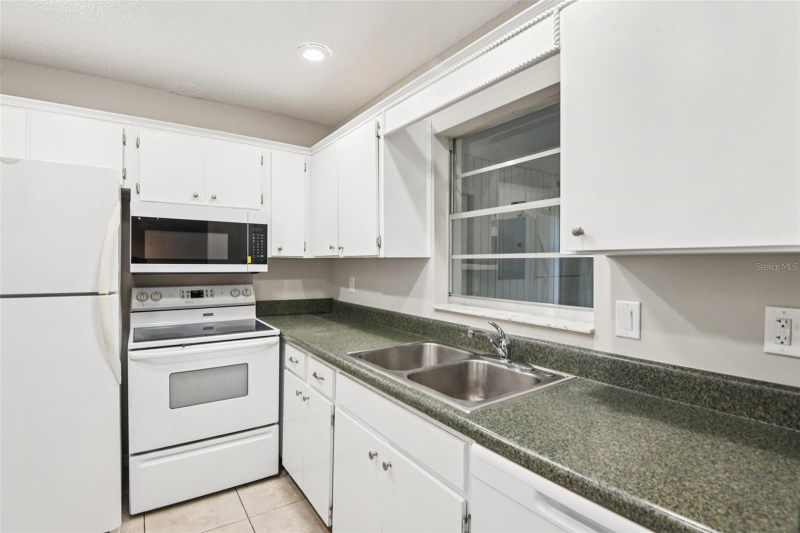 Image 14 of 63 For 2304 Glenmore Circle 327