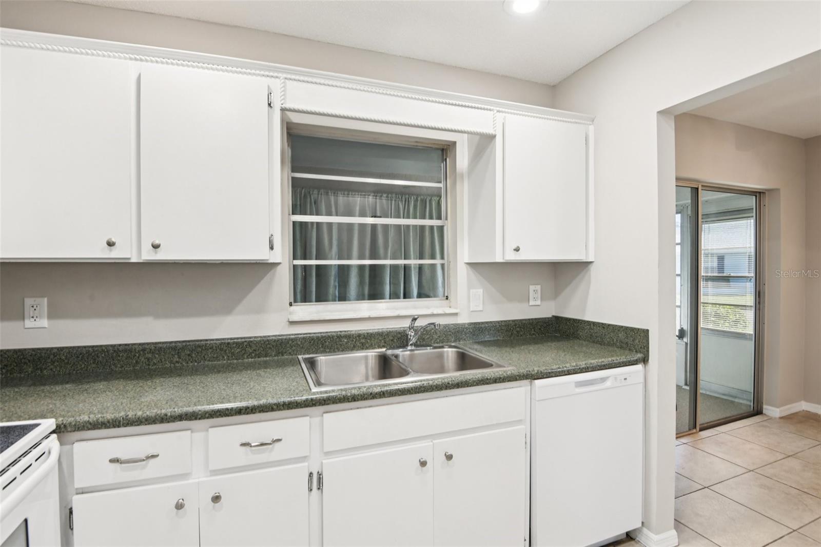 Image 15 of 63 For 2304 Glenmore Circle 327