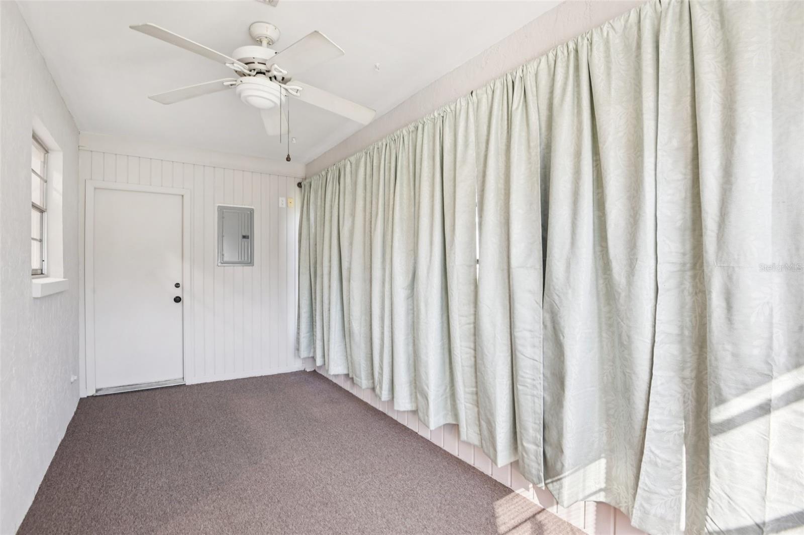 Image 29 of 63 For 2304 Glenmore Circle 327