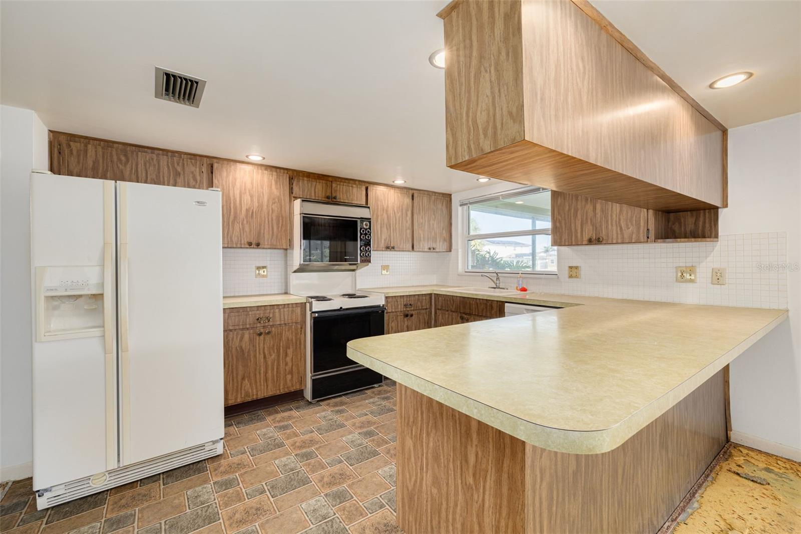Listing photo id 12 for 4415 Clearwater Harbor Drive N