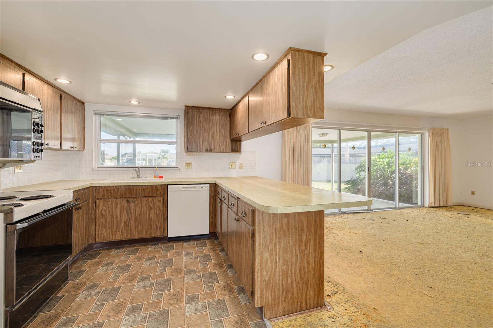 Listing photo id 13 for 4415 Clearwater Harbor Drive N