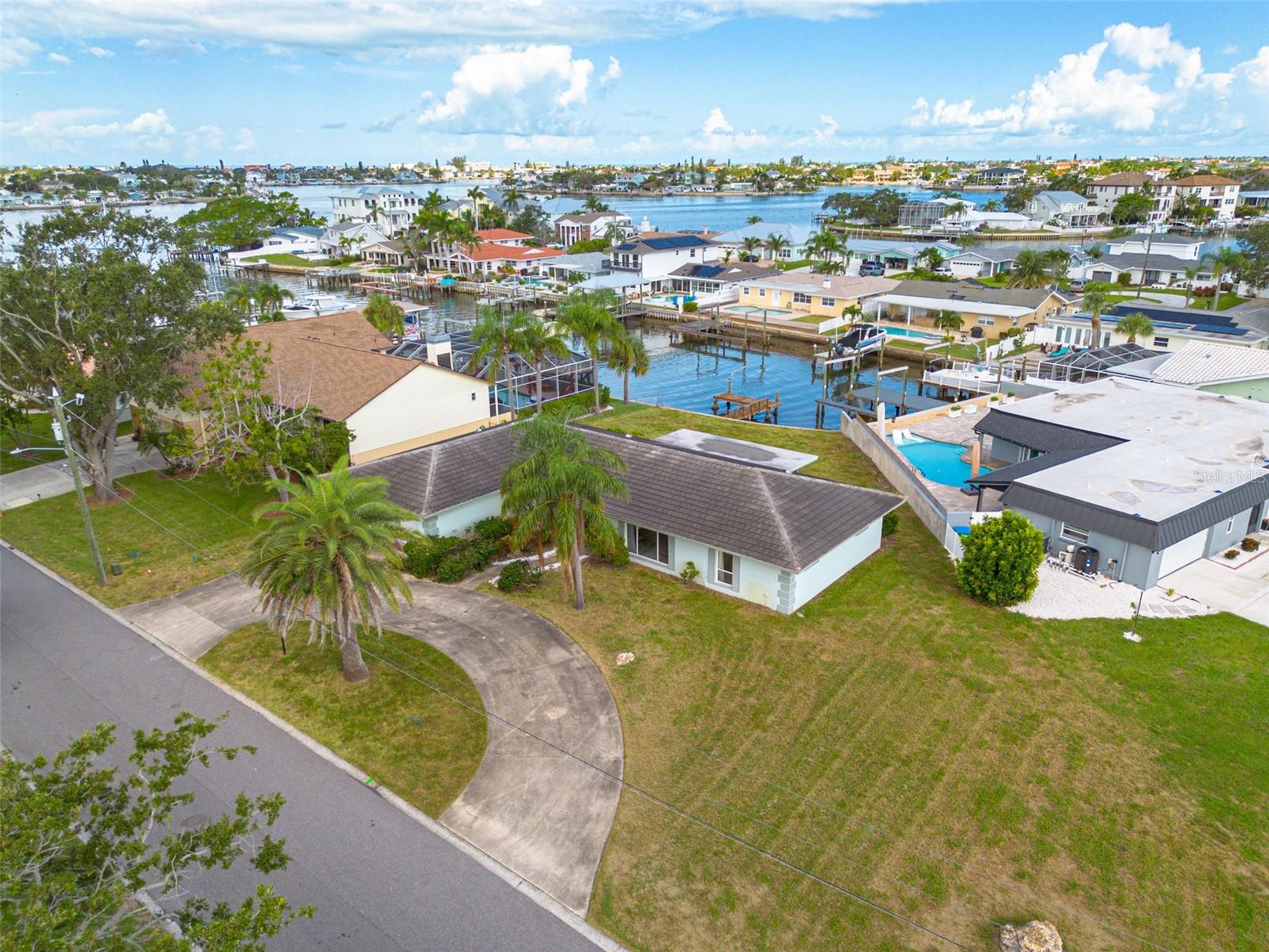 Listing photo id 1 for 4415 Clearwater Harbor Drive N