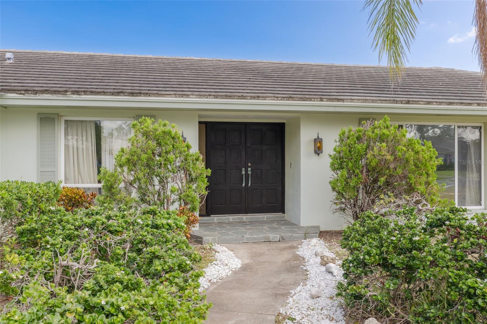 Listing photo id 2 for 4415 Clearwater Harbor Drive N