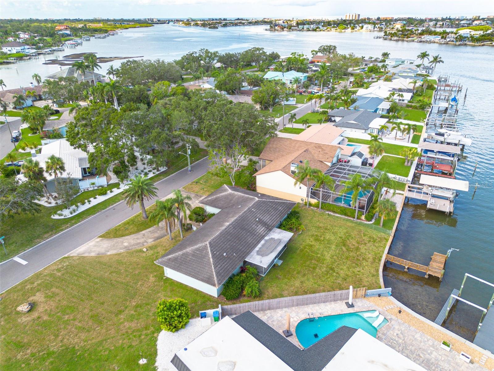 Listing photo id 4 for 4415 Clearwater Harbor Drive N